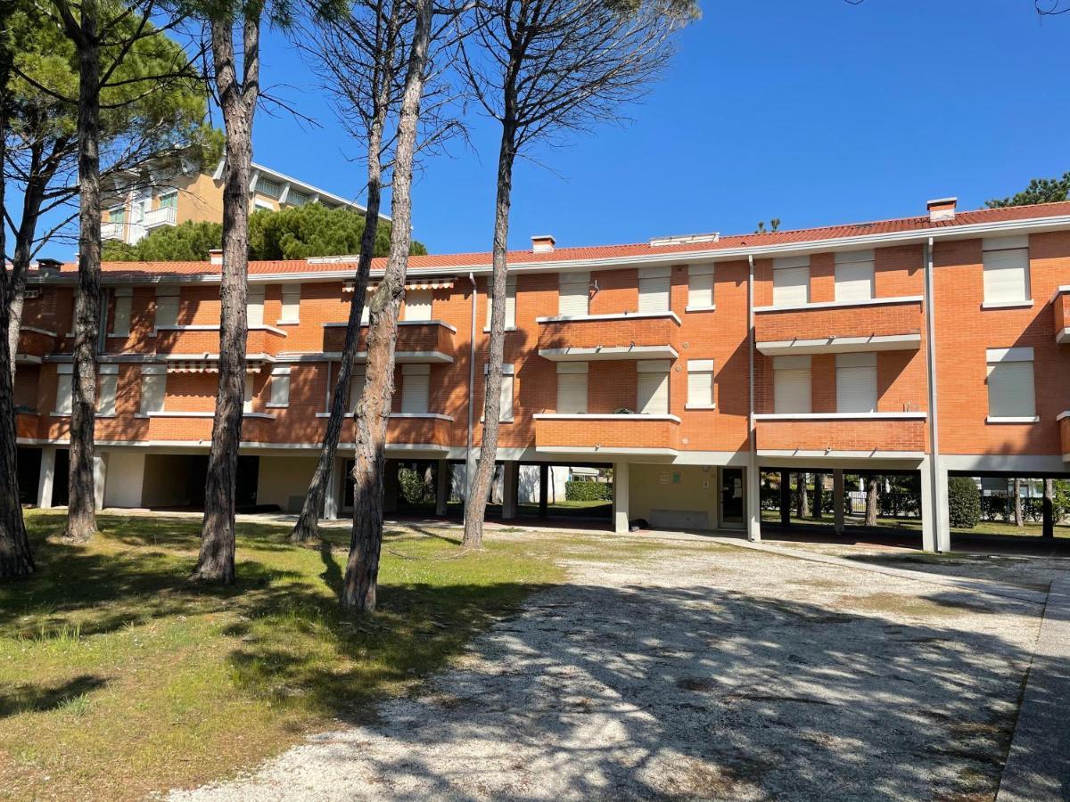 Twin Pine Trees Flats, Near Beach Bibione Luaran gambar